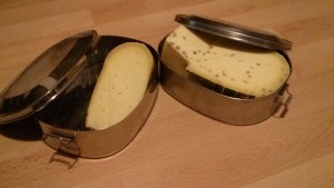 Käse in mitgebrachten Metallbehältern