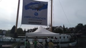 Greenpeace-Schiff macht Welle gegen Plastikmüll